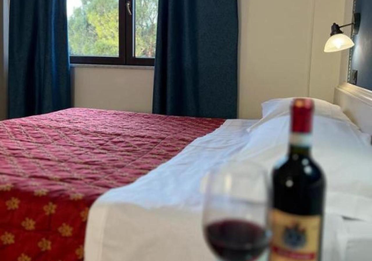 Il Grifo Hotel E Bisteccheria Toscana มอนติปุลเชียโน ภายนอก รูปภาพ