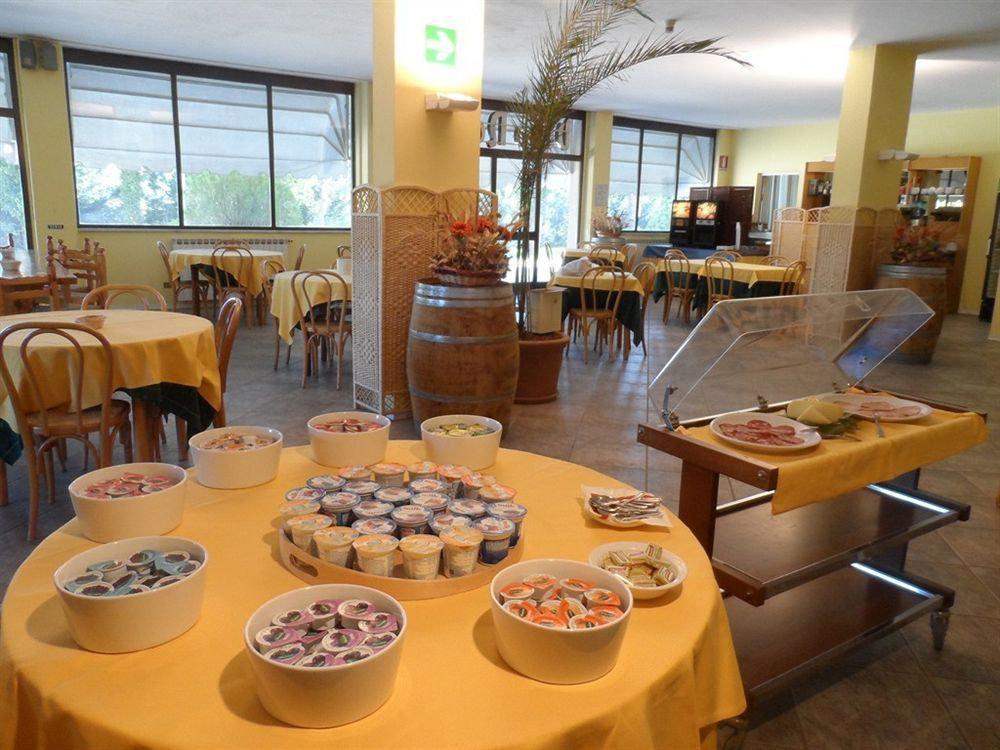 Il Grifo Hotel E Bisteccheria Toscana มอนติปุลเชียโน ภายนอก รูปภาพ