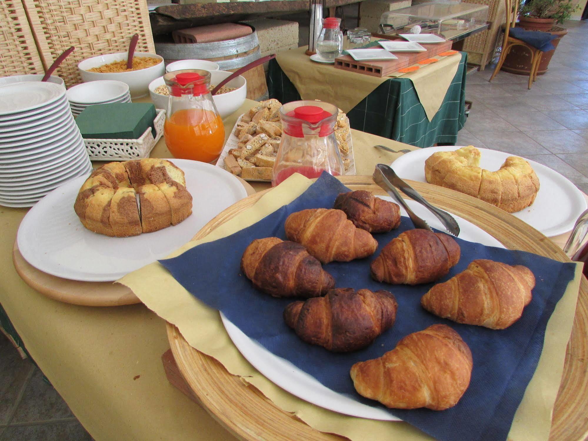 Il Grifo Hotel E Bisteccheria Toscana มอนติปุลเชียโน ภายนอก รูปภาพ