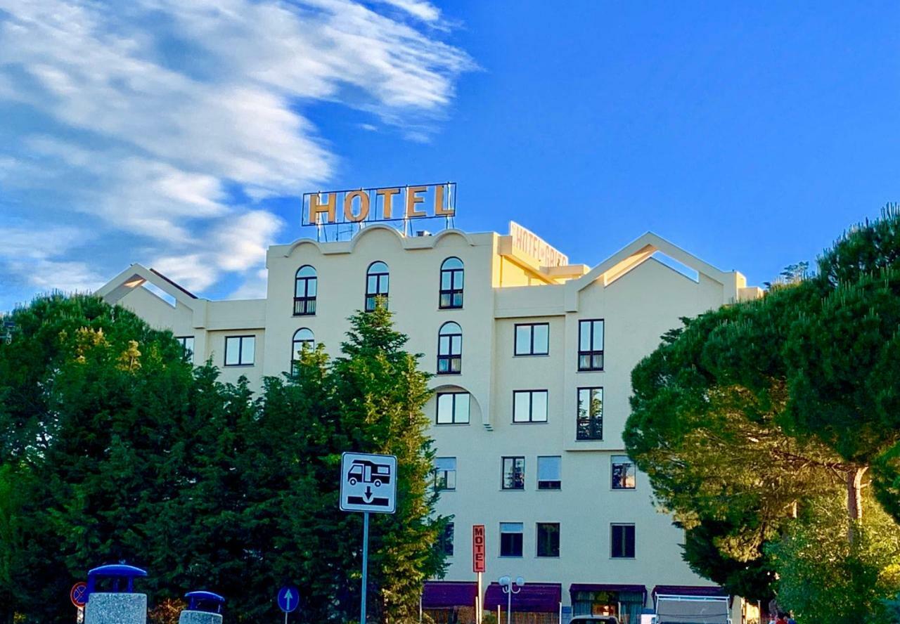 Il Grifo Hotel E Bisteccheria Toscana มอนติปุลเชียโน ภายนอก รูปภาพ